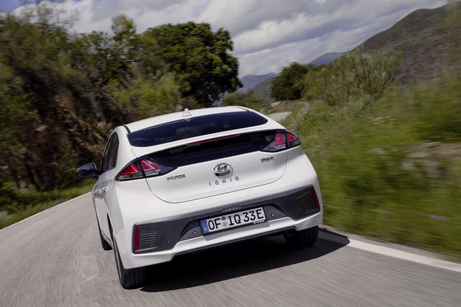  Hyundai IONIQ plug-in (AE) 2019 года  (WW) (фото 11 из 45)
